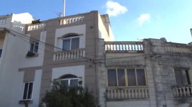 Mdina, Malta Hareket halindeki bir otobüsten bir yerleşim yeri manzarası. 