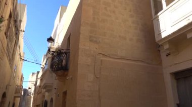 Mosta, Malta. Hareket halindeki bir otobüsten ana caddedeki konut binalarının görüntüsü.. 