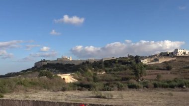 Mdina, Malta 'nın kuzeyindeki yamaçtaki Mdina kentinin manzarası. 