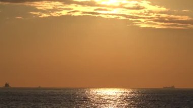 Valletta, Malta Akdeniz ve bilinmeyen gemiler üzerinde gün doğumu. 