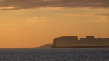 Valletta, Malta Gündoğumu limanın girişi Ball 's Bastion ve St. Elmo Breakwater..