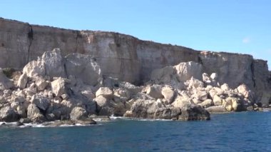 Comino, Malta Mavisi ve küçük Comino adası ve uçurumları çevreleyen turkuaz suyu.. 