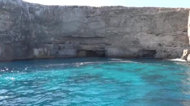 Comino, Malta Mavisi ve küçük Comino adası ve uçurumları çevreleyen turkuaz suyu.. 