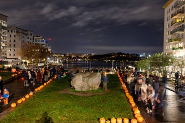 Stockholm, İsveç 31 Ekim 2024 Liljeholmskajen bölgesindeki halka açık bir meydanda oyulmuş balkabakları ve insanların yıllık gösterisi.