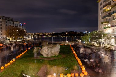Stockholm, İsveç 31 Ekim 2024 Liljeholmskajen bölgesindeki halka açık bir meydanda oyulmuş balkabakları ve insanların yıllık gösterisi.