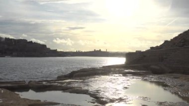 Valletta, Malta Topun Kalesi, St Elmo Körfezi ve Valletta 'nın Eski Şehir silueti manzarası.