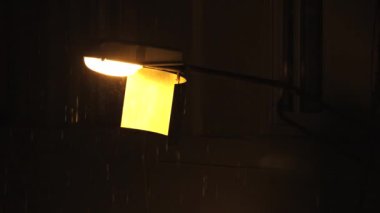 Valletta, Malta 'da sağanak yağmur gece lambanın üzerine yağıyor.  