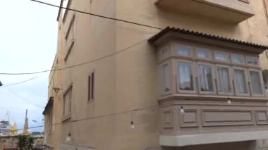 Valletta, Malta Konut caddesindeki geleneksel Malta ahşap balkonlarından bir otobüs manzarası.  