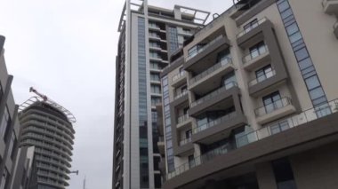 St. Julian, Malta. St. Julian şehir merkezindeki 32 katlı Mercury Tower manzaralı bir otel ve yerleşim merkezi..