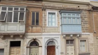 Valletta, Malta Konut caddesindeki geleneksel Malta ahşap balkonlarından bir otobüs manzarası.  