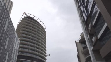 St. Julian, Malta. St. Julian şehir merkezindeki 32 katlı Mercury Tower manzaralı bir otel ve yerleşim merkezi..