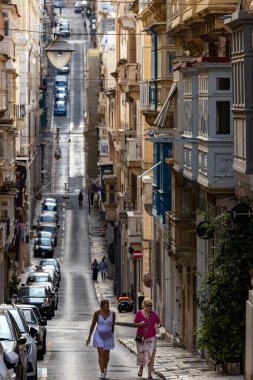 Valletta, Malta No: 5, 2024 Dik yolda yürüyen iki kadın. Vassalli Caddesi, Old Valletta..