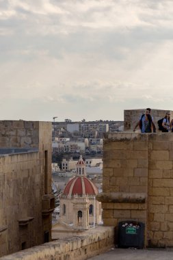 Victoria, Gozo Adası, Malta 6 Kasım 2024 Kale tarihi yapısını ziyaret eden turistler..