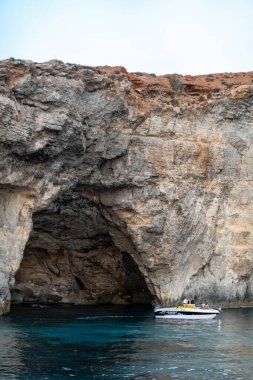 Comino Adası, Malta 6 Kasım 2024 Comino Adası 'ndaki Blue Lagoon' da bir tekne demirlemiş..