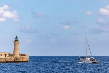 Valletta, Malta 7 Kasım 2024 Grand Harbour 'a giren ve St. Elmo dalgakıranını geçen tekneler..