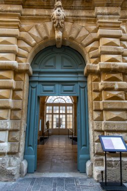 Valletta, Malta 7 Kasım 2024 Ulusal Sanat Müzesi girişi.