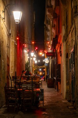 Valletta, Malta No: 7, 2024 Eski Valletta 'da dar ve aydınlık bir sokak..