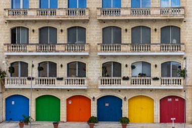 Valletta, Malta 7, 2024 Birgu bölgesinde renkli garaj kapıları.