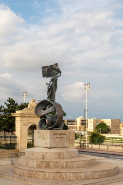 Valletta, Malta 7 Kasım 2024 Valletta şehir merkezindeki Bağımsızlık Anıtı.