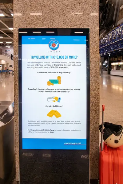 Valletta, Malta, 10 Kasım 2024 Malta Havalimanı kalkış terminalindeki bir tabela, insanları altın gibi para ve değerli eşyalar beyan etmeleri için uyarıyor..