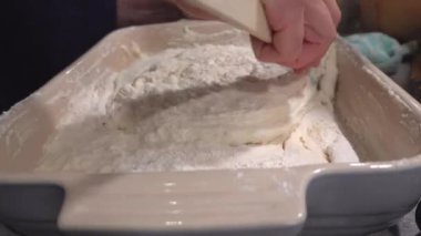 Ev yapımı bir fırıncı un, su, tuz, yoğurt, maya, bal ve yağı ev yapımı ekmek hamuru yapmak için karıştırır.. 
