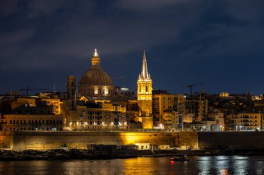Valletta, Malta. Valletta, Ball 's Bastion ve Katedral Kubbesi' nin gökyüzü manzarası..