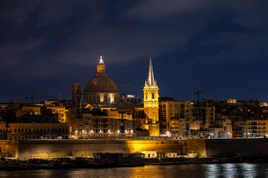 Valletta, Malta. Valletta, Ball 's Bastion ve Katedral Kubbesi' nin gökyüzü manzarası..