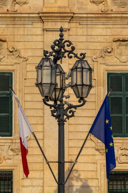 Valletta, Malta Geceleri Sliema bölgesinde sütunlar.