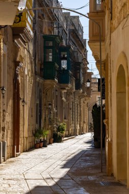 Valletta, Malta Geceleri Sliema bölgesinde sütunlar.