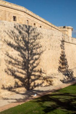 Valletta, Malta Geceleri Sliema bölgesinde sütunlar.