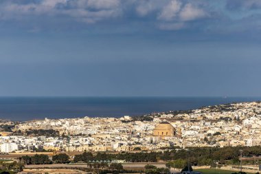 Valletta, Malta Geceleri Sliema bölgesinde sütunlar.