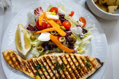 Valletta, Malta Geceleri Sliema bölgesinde sütunlar.