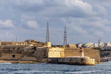 Valletta, Malta 7 Kasım 2024 Grand Harbour 'daki Ricasoli Kalesi manzarası..