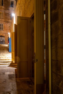 Valletta, Malta Geceleri Sliema bölgesinde sütunlar.
