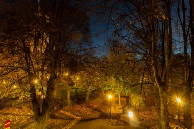 Stockholm, İsveç Sonbaharda Katarina Kyrkogard ya da Katarina Mezarlığı 'nın gece manzarası.