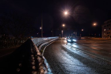 Stockholm, İsveç Trafiği Liljeholmen Köprüsü 'nde gece trafiği.