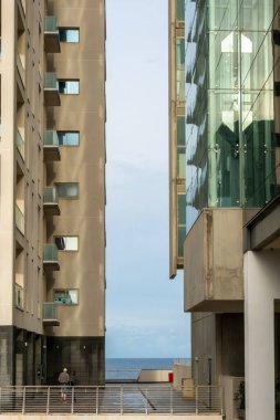 Sliema, Malta No: 8, 2024 Tigne Point İyonu 'ndaki iskan binaları arasında yürüyen insanlar Sliema Bölgesi