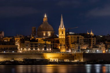 Valletta, Malta 4 Kasım 2024 Valletta, Ball 's Bastion ve Katedral Kubbesi' nin ufuk çizgisi..