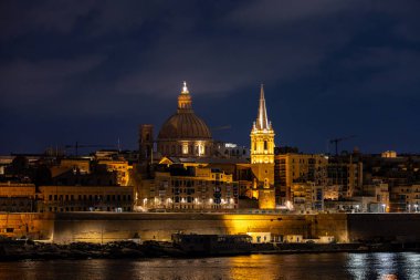 Valletta, Malta 4 Kasım 2024 Valletta, Ball 's Bastion ve Katedral Kubbesi' nin ufuk çizgisi..