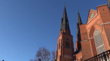 Uppsal, İsveç Uppsala Katedrali 'nin kışın karlı cephesi. 