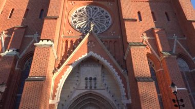 Uppsal, İsveç Uppsala Katedrali 'nin kışın karlı cephesi. 