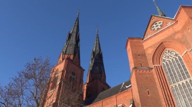 Uppsal, İsveç Uppsala Katedrali 'nin kışın karlı cephesi. 