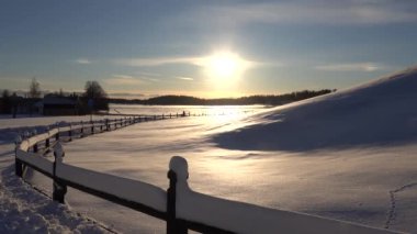 Gamla Uppsala, İsveç Gün batımında Gamla Uppsala 'nın ünlü tepecikleri. 