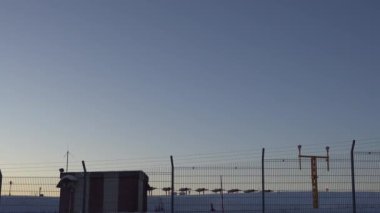 Stockholm, İsveç. Gün batımında Arlanda Havaalanı 'na bir uçak iniyor.. 