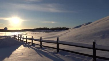 Gamla Uppsala, İsveç Gün batımında Gamla Uppsala 'nın ünlü tepecikleri. 