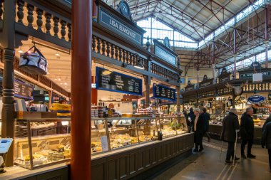 Stockholm, İsveç 21 Kasım 2024 Ostermalm Saluhall gıda pazarından alışveriş yapıyor..