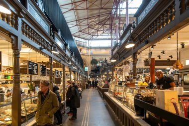Stockholm, İsveç 21 Kasım 2024 Ostermalm Saluhall gıda pazarından alışveriş yapıyor..