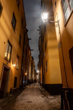 Stockholm, İsveç 21 Kasım 2024 Pedestrians Gamla Stan ya da Old Town 'da Prastgatan üzerinde yürüyor..