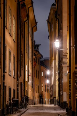 Stockholm, İsveç 21 Kasım 2024 Pedestrians Gamla Stan ya da Old Town 'da Prastgatan üzerinde yürüyor..