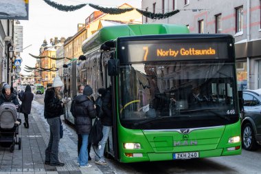 Uppsala, İsveç 22 Kasım 2024. Şehir merkezinden otobüse binen gençler..